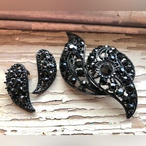 4476 VTG Jet Parure Black Enameled Clip On Earrings Paisley Shaped & Brooch